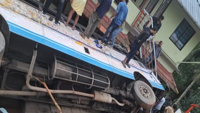 ഇന്നലെ പറന്നെത്തിയത് കെഎസ്ആർടിസി, കൊടുംവളവും താഴ്ചയും, വെള്ളാരംകുന്നിൽ അപകടം പതിവ്