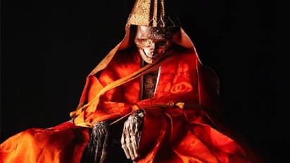 പട്ടിണി, വിഷച്ചായ, ദശലക്ഷക്കണക്കിന് വർഷങ്ങൾക്കുശേഷം ഉണരുമെന്ന വിശ്വാസം; സ്വയം 'മമ്മി'യായി മാറുന്ന സന്യാസിമാർ