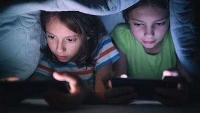 Child Screen Time Tips: स्क्रीन टाइमिंग बिगाड़ रही बच्चों की मेंटल हेल्थ, इस तरह सुधारे आदत 