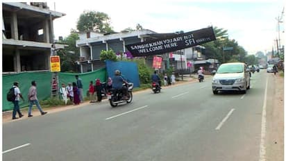 തൊടുപുഴയിൽ ഗവര്ണറെത്തും മുമ്പ് കറുത്ത ബാനറുയർത്തി എസ്എഫ്ഐ; ഇടുക്കിയിലെ ഹര്ത്താലിനെതിരെ വ്യാപാരികള്
