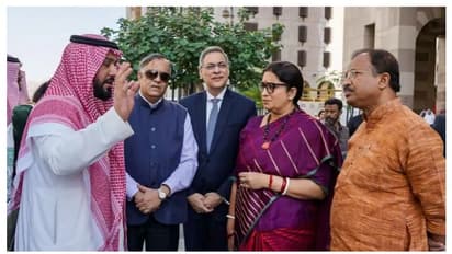 'പ്രൗഢഗംഭീരം അനുഗ്രഹീതം'; പുണ്യനഗരമായ മദീന സന്ദർശിച്ച് വി മുരളീധരനും സ്മൃതി ഇറാനിയും