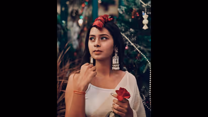 ಬಿಳಿ ಸೀರೆಲೀ ಏಂಜಲ್‌ನಂತೆ ಮಿಂಚಿದ ಇಶಿತಾ : ಗಂಡನ ಫೋಟೋ ಯಾಕೆ ಹಾಕಲ್ಲ ಎಂದ ಫ್ಯಾನ್ಸ್