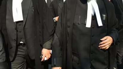 ചൂട് കടുക്കുന്നു, കറുത്ത ഗൌൺ ധാരണത്തിന് ഇളവ് തേടി അഭിഭാഷകർ