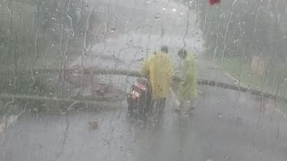 കോഴിക്കോട് ജില്ലയിലെ എല്ലാ സ്കൂളുകൾക്കും നാളെ അവധി; അങ്കണവാടി, മദ്രസ, ട്യൂഷന് സെന്റർ എന്നിവയ്ക്കും ബാധകം