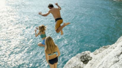 പുതുവർഷാഘോഷത്തിന് ക്ലിഫ് ജംപിംഗ്, ഇരുകാലുമൊടിഞ്ഞ് 12 വയസുകാരി ആശുപത്രിയിൽ, അപകടം തുടർക്കഥ 