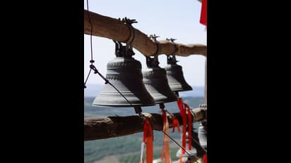  అసలు గుడిలో గంటను ఎందుకు కొడతారో తెలుసా? 