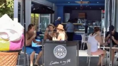 കുട്ടികൾ കരഞ്ഞു, കുടുംബത്തെയൊന്നാകെ പുറത്താക്കി കഫേ ഉടമ, ചെയ്തത് നന്നായിപ്പോയി എന്ന് നെറ്റിസൺസ്..!