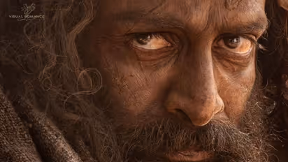 ആളെ തിരിച്ചറിയാന്‍ ആ കണ്ണ് മാത്രം; രൂപത്തിനൊപ്പം ഭാവവും മാറി പൃഥ്വിരാജ്, 'ആടുജീവിതം' ഫസ്റ്റ് ലുക്ക്