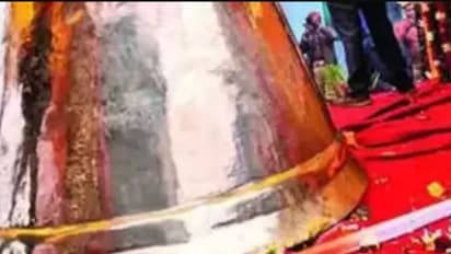 നാട് ചുറ്റി ട്രെയിൻ കയറി അയോധ്യയിൽ, 'രാജ്യത്തെ ഏറ്റവും വമ്പൻ', രാമക്ഷേത്രത്തിലേക്ക് 25 ലക്ഷത്തിന്റെ ഭീമൻ മണി