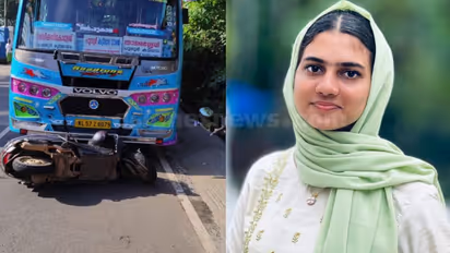 കാറിൽ തട്ടി സ്കൂട്ടര് ബസിന് മുന്നിലേക്ക് വീണു; പരിക്കേറ്റ കോളേജ് വിദ്യാര്ത്ഥിനി ചികിത്സയിലിരിക്കെ മരിച്ചു