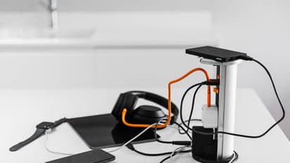 போனுக்கு உங்க சார்ஜருக்கு பதிலா நண்பர்களின் சார்ஜரை பயன்படுத்துறீங்களா? உங்களுக்கு தான் இந்த செய்தி