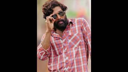 అల్లు అర్జున్ వర్సెస్ విజయ్ దేవరకొండ, హిట్ లేకున్న తగ్గని రౌడీ హీరో క్రేజ్..