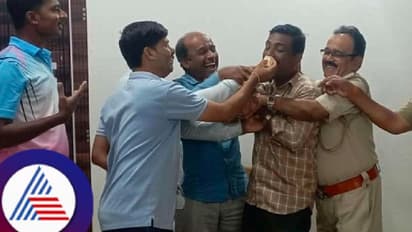 ನಿಷೇಧವಿದ್ರೂ ಪೊಲೀಸ್ ಠಾಣೆಯಲ್ಲೇ ಪೇದೆಯ ಬರ್ತಡೇ ಪಾರ್ಟಿ! ಬಿಟ್ರೇ ಮದುವೆನೂ ಮಾಡ್ತಾರೆ ಎಂದ ನೆಟ್ಟಿಗರು!