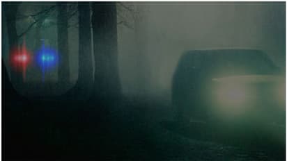 കാടിന് നടുവിൽ ഇന്നോവ കാറിന്‍റെ മെക്കാനിക്ക് ആയി മാറിയ കേരള പൊലീസ്; ഭയന്നുവിറച്ച് കുടുംബത്തിന് തണൽ, കയ്യടി