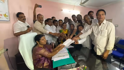 బీఆర్ఎస్ కు వరుస ఎదురు దెబ్బలు.. ఖమ్మం డీసీసీబీ చైర్మన్ పై అవిశ్వాస తీర్మానం