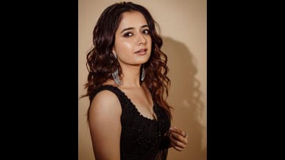 ಬ್ಲ್ಯಾಕ್ ಸೀರೇಲಿ ವೈಟ್ ಬ್ಯೂಟಿ ಆಶಿಕಾ…. ಸೀರೆಲಿ ಹುಡುಗೀರ ನೋಡಲೆಬಾರದು ಅನ್ನೋದು ಇದಕ್ಕೇನೆ… 