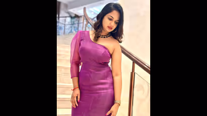 రోజు రోజుకీ అవుట్ ఆఫ్ షేప్ అవుతున్న అరియనా.. బోల్డ్ ఫోజులు వర్కౌట్ కావట్లేదు, నెటిజన్ల కామెంట్స్ 