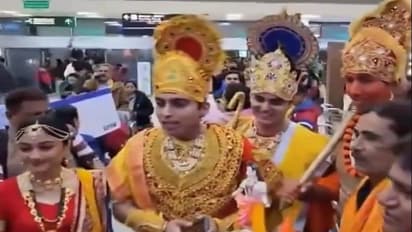 అయోధ్యకు తొలి విమానం.. రాముడు, సీత, హనుమంతుడి వేషధారణలో ప్రయాణికులు.. వీడియో వైరల్