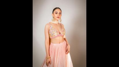 చున్నీతో పనేముందనేలా రకుల్ ఫొటోషూట్.. పద్ధతిగా మెరిసినప్పటికీ హార్ట్ బీట్ పెంచేస్తోంది!