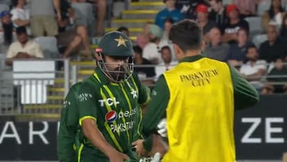 ஆஸியிடம் வாங்கிய அடி பத்தாதுன்னு இப்போ நியூசியிடம் அடி வாங்கும் பாகிஸ்தான் – முதல் டி20 நியூசி, வெற்றி!