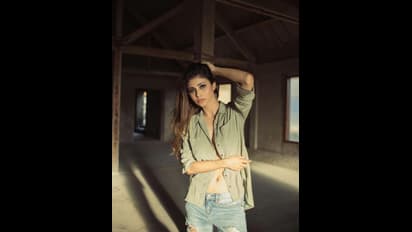 గుండెలు జారిపోయేలా మౌనీరాయ్ ఫొటోషూట్.. బ్రా లేదు, బటన్స్ తీసేసి.. బాలీవుడ్ నటి తెగింపు చూశారా? 