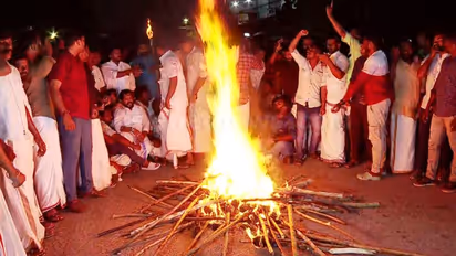 ക്ലിഫ് ഹൗസിലേക്ക് തീപ്പന്തങ്ങളേന്തി യൂത്ത് കോൺഗ്രസ് നൈറ്റ് മാര്‍ച്ച്, പൊലീസ് ബാരിക്കേഡ് വച്ച് തടഞ്ഞു