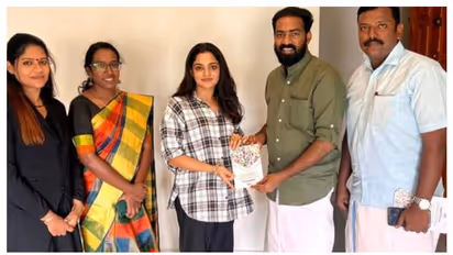 നിഖിലാ വിമലിനെ വീട്ടിലെത്തി മനുഷ്യച്ചങ്ങലക്ക് ക്ഷണിച്ച് ഡിവൈഎഫ്ഐ 