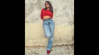 పలచని చీరలో రెబ్బా మోనికా పరువాల జాతర.. క్రేజీ లుక్స్ నెట్టింట వైరల్ 