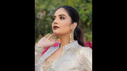 చాక్లెట్ లిప్స్, కిల్లింగ్స్ లుక్, కొత్త షో కోసం కత్తిలా సిద్దమైన శ్రీముఖి... వైరల్ గా గ్లామరస్ ఫోటోలు!