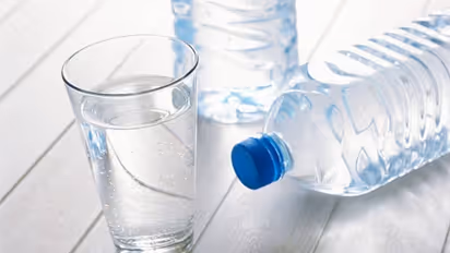 കുപ്പിവെള്ളം കുടിക്കുന്നത് കൊണ്ട് ആരോഗ്യത്തിന് പ്രശ്നമുണ്ടോ? എന്താണിതിലെ ദോഷം?