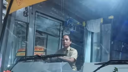 रात भर बस चलाती हैं वेद कुमारी , सुबह बच्चों को स्कूल भेजती हैं