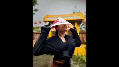 ಎಂಗೇಜ್‌ಮೆಂಟ್ ರೂಮರ್ಸ್ ನಡುವೆ ಪ್ಲಾಸ್ಟಿಕ್ ಕವರ್ ಮೈಗೆ ಸುತ್ತಿಕೊಂಡ ರಶ್ಮಿಕಾ: ಟೋಪಿ ಹಾಕಿದ್ಯಾರು ಎಂದ ಫ್ಯಾನ್ಸ್!