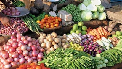 வெங்காயத்தோடு போட்டி போடும் தக்காளி.! காய்கறி சந்தையில் ஒரு கிலோ இவ்வளவா.? 