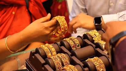 சவரனுக்கு 2320 ரூபாய் அதிகரித்த தங்கம்.! 5 நாட்களில் தலைகீழ் மாற்றம்- அதிர்ச்சியில் மக்கள்