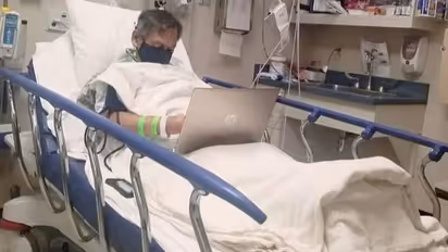 മരണത്തിന് തൊട്ടുമുമ്പ് ആശുപത്രിക്കിടക്കയിൽ അസൈൻമെന്റ് നോക്കി മാർക്കിടുന്ന അധ്യാപകൻ, നൊമ്പരമായി ചിത്രം