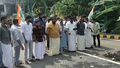 'പാർട്ട് ടൈം എംഎൽഎയ്ക്ക് വെളിവുണ്ടാകട്ടെ'; കൊല്ലത്ത് തേങ്ങയുടച്ച് പ്രതിഷേധവുമായി യൂത്ത് കോൺഗ്രസ്