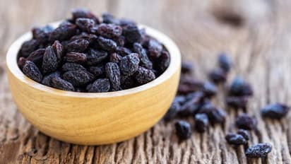 രാവിലെ വെറും വയറ്റിൽ കുതിർത്ത ഉണക്കമുന്തിരി കഴിക്കൂ; ഈ നാല് ആരോഗ്യ പ്രശ്നങ്ങളെ തടയാം...