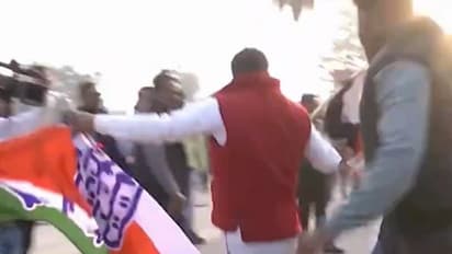 ರಾಮ ಮಂದಿರ ಆವರಣದಲ್ಲಿ ಕಾಂಗ್ರೆಸ್ ಧ್ವಜ ಹಾರಿಸುವ ಯತ್ನ, ಕಿತ್ತೆಸೆದ ಜನರ ಗುಂಪು!