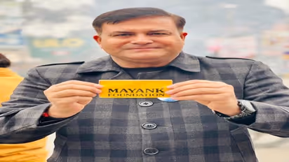 सड़क दुर्घटना में खोया बेटे को तो मुफ्त में हेलमेट और रिफ्लेक्टर बांटना शुरू किया पिता ने