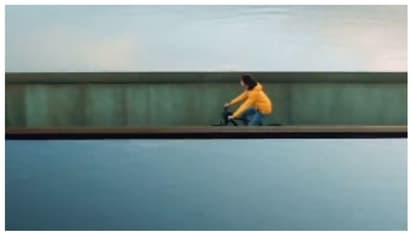 'ഇതാണ് സ്മാര്‍ട്ട് സിറ്റി'; ജലാശയത്തിന് നടുവിലൂടെയുള്ള ഒരു സൈക്കിള്‍ സഫാരിയുടെ വൈറല്‍ വീഡിയോ !