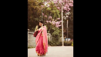 ಬೆಂಗಳೂರಿನಲ್ಲಿ ಅರಳಿ ನಿಂತ ಪಿಂಕ್ ಹೂಗಳ ಮಧ್ಯೆ 'ಸೀತಾರಾಮ' ನಟಿ ಪ್ರಿಯಾ, ಚಂದನದ ಗೊಂಬೆ ಎಂದ ಫ್ಯಾನ್ಸ್‌