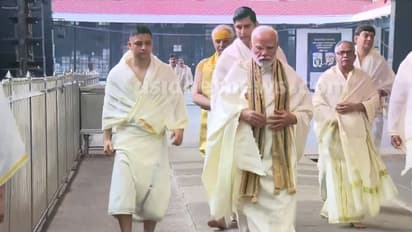 ஜம்முனு பட்டுவேட்டி கட்டி வந்து குருவாயூர் கோவிலில் சாமி தரிசனம் செய்த பிரதமர் மோடி..!