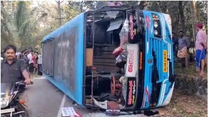 കൊല്ലത്ത് ബസ് നിയന്ത്രണം വിട്ട് മറിഞ്ഞു, നിരവധിപ്പേർക്ക് പരിക്ക്; ഇടുക്കിയിൽ കെഎസ്ആർടിസിയും അപകടത്തിൽപ്പെട്ടു