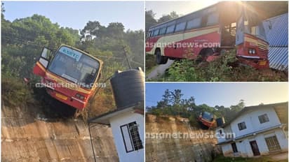 പേടിപ്പെടുത്തുന്ന ദൃശ്യങ്ങൾ; നിയന്ത്രണം വിട്ട് റോഡിൽ നിന്നും കെഎസ്ആർടിസി തെന്നി മാറി, തലനാരിഴയ്ക്ക് രക്ഷ 