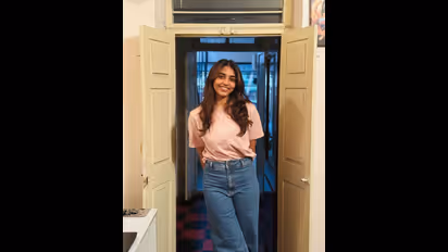 ಸ್ಟೈಲಿಶ್ ಲುಕ್​ನಲ್ಲಿ ಮಿಂಚಿದ ಕಾಂತಾರ ಬೆಡಗಿ: ಕರ್ನಾಟಕದ ಸ್ಮೈಲಿಂಗ್ ಕ್ವೀನ್ ಸಪ್ತಮಿ ಎಂದ ಫ್ಯಾನ್ಸ್‌!