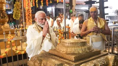 PM Modi offers prayers in Guruvayur Temple (WATCH)