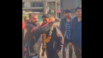 విరాట్ కోహ్లీ కౌగిలితో జైలుకు.. బ‌య‌ట‌కువ‌చ్చిన అభిమానికి ఘనస్వాగతం.. వైర‌ల్ వీడియో ! 