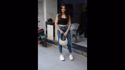 రోడ్ల మీద పబ్లిక్ గా తిరుగుతున్న స్కంద బ్యూటీ.. టైట్ ఫిట్ సొగసుకు యువత దాసోహం 