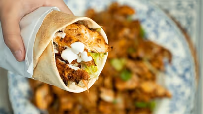 വെൽകം ഹോട്ടലിൽ നിന്നുള്ള 'സ്പെഷ്യൽ ഷവർമ്മ', അവശരായി ആളുകൾ, പാവറട്ടിയിൽ 7 പേർക്ക് ഗുരുതര ഭക്ഷ്യവിഷബാധ 