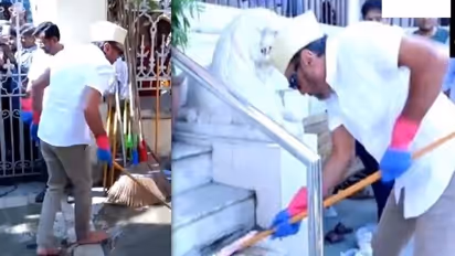 చీపురుపట్టి.. ఆలయాన్ని శుభ్రం చేసిన బాలీవుడ్ హీరో.. దాదాపై ప్రశంసల వర్షం...